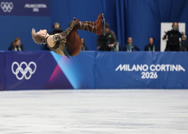 7일(현지시간) 이탈리아 밀라노 아이스스케이팅 아레나에서 열린 2026 밀라노-코르티나담페초 동계올림픽 피겨스케이팅 팀 이벤트 남자 싱글 쇼트 프로그램. 미국 일리야 말리닌이 연기를 펼치고 있다. 연합뉴스