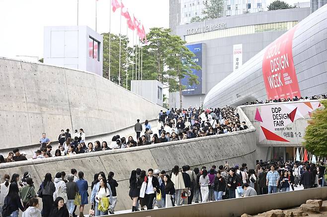 DDP에서 진행한 디자인페어에 참석하기 위해 관람객들이 방문했다. [사진 서울디자인재단]