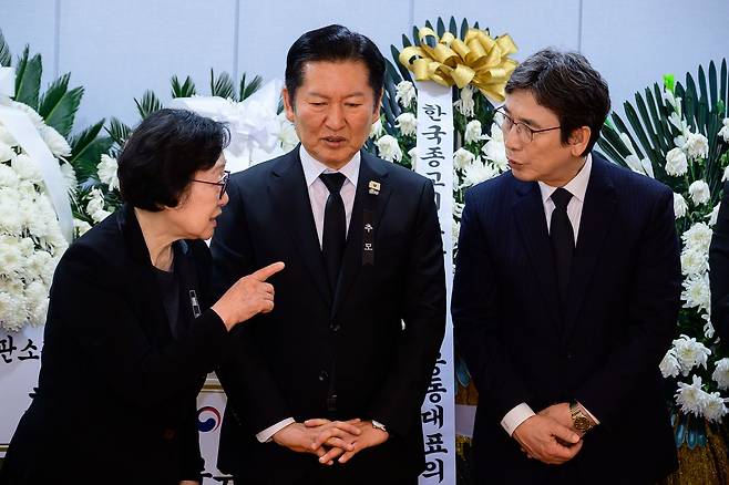 지난달 30일 오후 서울 종로구 서울대학교병원 장례식장에 마련된 고 이해찬 전 국무총리의 빈소에서 한명숙 전 총리, 정청래 더불어민주당 대표, 유시민 작가가 조문객을 맞이하고 있다. [사진공동취재단]