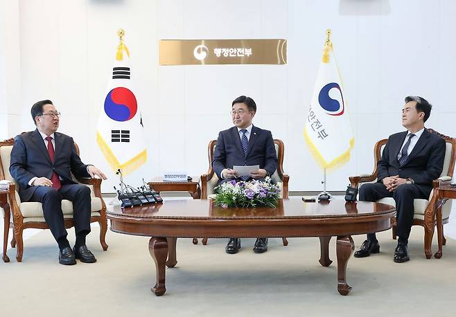 지난 6일 이장우 대전시장(왼쪽)과 김태흠 충남지사(오른쪽)이 윤호중 행정안전부 장관을 찾아 차등 없는 통합법안 마련 등을 요구했다. [사진 대전시]