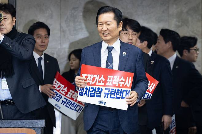 정청래 더불어민주당 대표가 5일 서울 여의도 국회에서 열린 정책의원총회에 참석하고 있다. 뉴스1