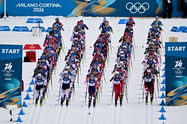 ▲ 한국 크로스컨트리스키 국가대표팀 이의진과 한다솜이 7일(한국 시간) 이탈리아 테세로 크로스컨트리스키 스타디움에서 열린 2026 밀라노-코르티나담페초 동계 올림픽 크로스컨트리스키 여자 10㎞+10㎞ 스키애슬론 경기를 출발하고 있다. AFP/연합뉴스