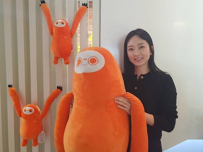 오예슬 대리가 갤럭시아머니트리 자체 개발 캐릭터 슬리보를 들어보이고 있다. 윤현주 기자