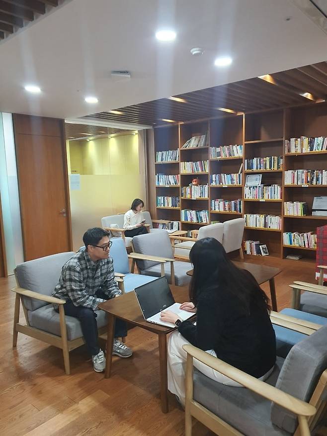 직원들이 휴게 공간서 소규모 회의를 하고 있다. 윤현주 기자
