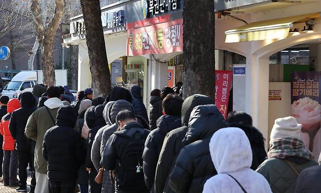 ** 🚀 24년 만의 혁명! 스마트폰으로 로또 구매, 이제 당신의 행운이 손안에!
**