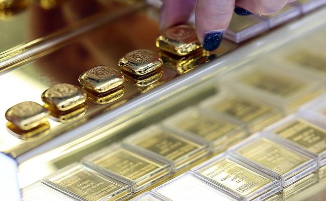 국제금값이 온스당 5천100달러 돌파한 27일 서울 종로구의 한 금거래소에 금 제품이 진열돼 있다. 2026.1.27/뉴스1