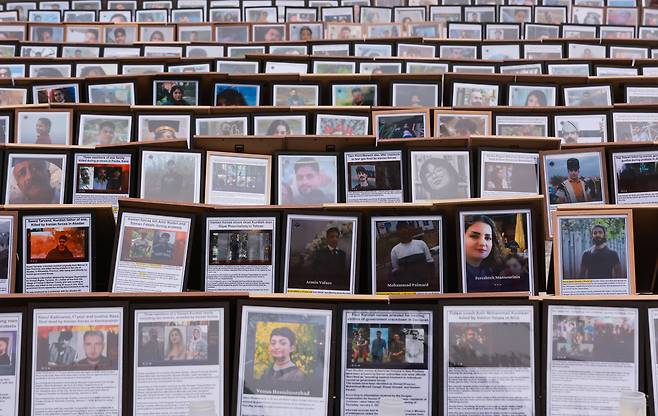 5일(현지시간) 벨기에 브뤼셀 뤽상부르 광장에서 열린 ‘이란의 죽음 전시’ 행사에 이란 정권이 유혈 진압으로 사망한 이들의 초상 사진이 전시되고 있다. EPA연합뉴스