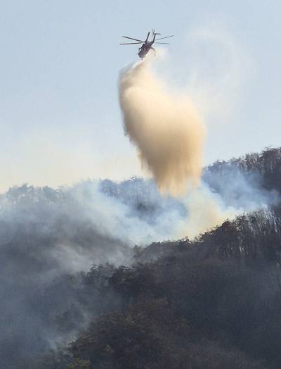 ‘산불 막아라’…긴박한 헬기 소방당국이 8일 헬기를 동원해 경북 경주시 문무대왕면 일대에서 전날부터 계속된 산불을 진화하고 있다.  연합뉴스