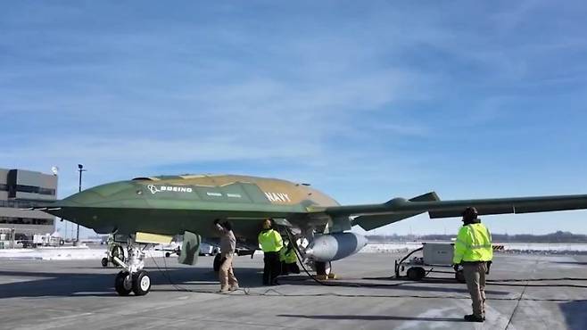 미국 일리노이주 미드아메리카 세인트루이스 공항에서 지난달 말 ‘MQ-25A’ 무인기를 대상으로 한 지상 주행 시험이 진행되고 있다.  보잉 제공