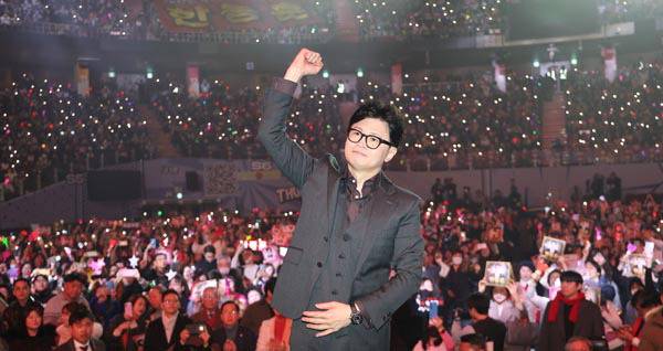 국민의힘 한동훈 전 대표가 8일 서울 잠실실내체육관에서 열린 토크콘서트에서 주먹을 쥔 채 인사하고 있다. 연합뉴스