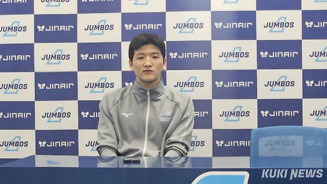 정지석이 7일 오후 2시 인천계양체육관에서 열린 한국전력(한전)과의 ‘진에어 2025~2026 V-리그’ 남자부 5라운드 경기가 끝난 뒤 수훈선수 기자회견에 참석하고 있다. 송한석 기자