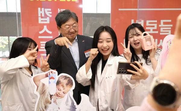 화장품학과 학생들과 함께(캡스톤 디자인 작품전). 재능대 제공