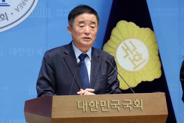 더불어민주당 강득구 최고위원이 5일 국회 소통관에서 기자회견을 열고 조국혁신당과의 합당 추진 중단을 촉구하고 있다. 연합뉴스