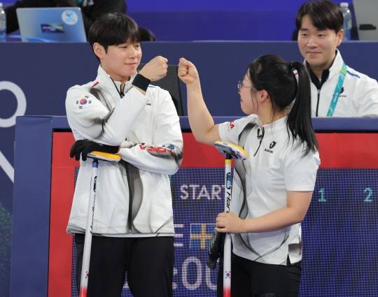 주먹 맞대는 김선영-정영석. 사진[연합뉴스]