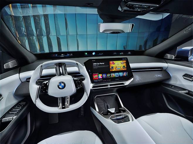 BMW는 CES 2026에서 뉴 iX3에 차세대 혁신 기술을 적용하며 테슬라 잡기에 나섰다. [사진출처=BMW]