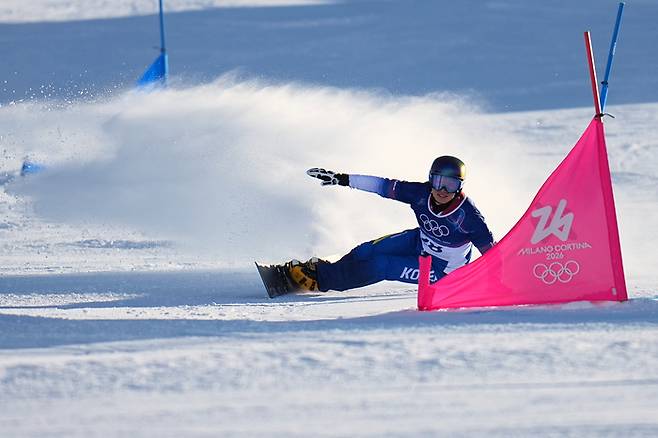 이상호가 동계올림픽 스노보드 남자 평행대회전 예선 2차 시기에서 질주하고 있다. AP연합뉴스