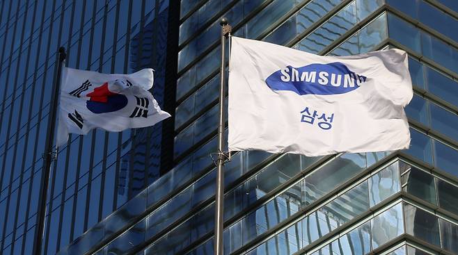 삼성전자 서초 사옥 앞의 삼성전자 깃발과 태극기가 휘날리고 있다. [이승환 기자]
