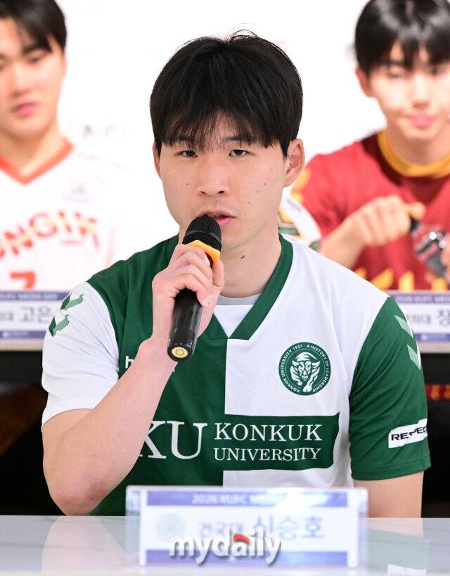 2026년 2월 8일 오후 경상남도 통영시 더그랜드통영관광호텔 에버홀에서 '약속의 땅 통영, 제62회 춘계대학축구연맹전' 미디어데이가 열렸다.건국대 신승호가 인사하고 있다.한국대학축구연맹과 통영시가 주최하고 통영시축구협회가 주관하는 '약속의 땅 통영, 제62회 춘계대학축구연맹전'은 전국 대학 축구단 80개 팀이 참가한다. 조 추첨을 통해 '한산대첩기'와 '통영기' 2개 리그로 나눠 오는 9일부터 22일까지 통영산양스포츠파크에서 조별 예선과 결선 토너먼트를 진행한 뒤 결승전은 통영공설운동장에서 열린다./통영=유진형 기자