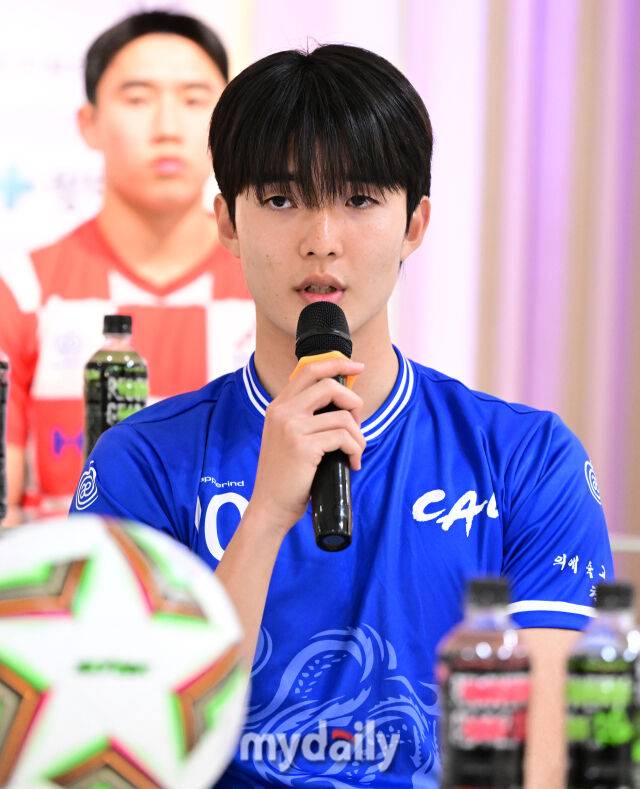 2026년 2월 8일 오후 경상남도 통영시 더그랜드통영관광호텔 에버홀에서 '약속의 땅 통영, 제62회 춘계대학축구연맹전' 미디어데이가 열렸다.중앙대 최준서가 인사하고 있다.한국대학축구연맹과 통영시가 주최하고 통영시축구협회가 주관하는 '약속의 땅 통영, 제62회 춘계대학축구연맹전'은 전국 대학 축구단 80개 팀이 참가한다. 조 추첨을 통해 '한산대첩기'와 '통영기' 2개 리그로 나눠 오는 9일부터 22일까지 통영산양스포츠파크에서 조별 예선과 결선 토너먼트를 진행한 뒤 결승전은 통영공설운동장에서 열린다./통영=유진형 기자