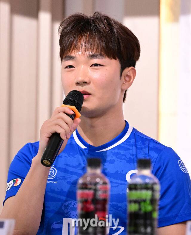 2026년 2월 8일 오후 경상남도 통영시 더그랜드통영관광호텔 에버홀에서 '약속의 땅 통영, 제62회 춘계대학축구연맹전' 미디어데이가 열렸다.단국대 서동혁이 인사하고 있다.한국대학축구연맹과 통영시가 주최하고 통영시축구협회가 주관하는 '약속의 땅 통영, 제62회 춘계대학축구연맹전'은 전국 대학 축구단 80개 팀이 참가한다. 조 추첨을 통해 '한산대첩기'와 '통영기' 2개 리그로 나눠 오는 9일부터 22일까지 통영산양스포츠파크에서 조별 예선과 결선 토너먼트를 진행한 뒤 결승전은 통영공설운동장에서 열린다./통영=유진형 기자