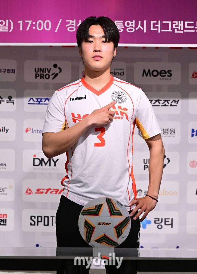 2026년 2월 8일 오후 경상남도 통영시 더그랜드통영관광호텔 에버홀에서 '약속의 땅 통영, 제62회 춘계대학축구연맹전' 미디어데이가 열렸다.홍익대 고은석이 인사하고 있다.한국대학축구연맹과 통영시가 주최하고 통영시축구협회가 주관하는 '약속의 땅 통영, 제62회 춘계대학축구연맹전'은 전국 대학 축구단 80개 팀이 참가한다. 조 추첨을 통해 '한산대첩기'와 '통영기' 2개 리그로 나눠 오는 9일부터 22일까지 통영산양스포츠파크에서 조별 예선과 결선 토너먼트를 진행한 뒤 결승전은 통영공설운동장에서 열린다./통영=유진형 기자