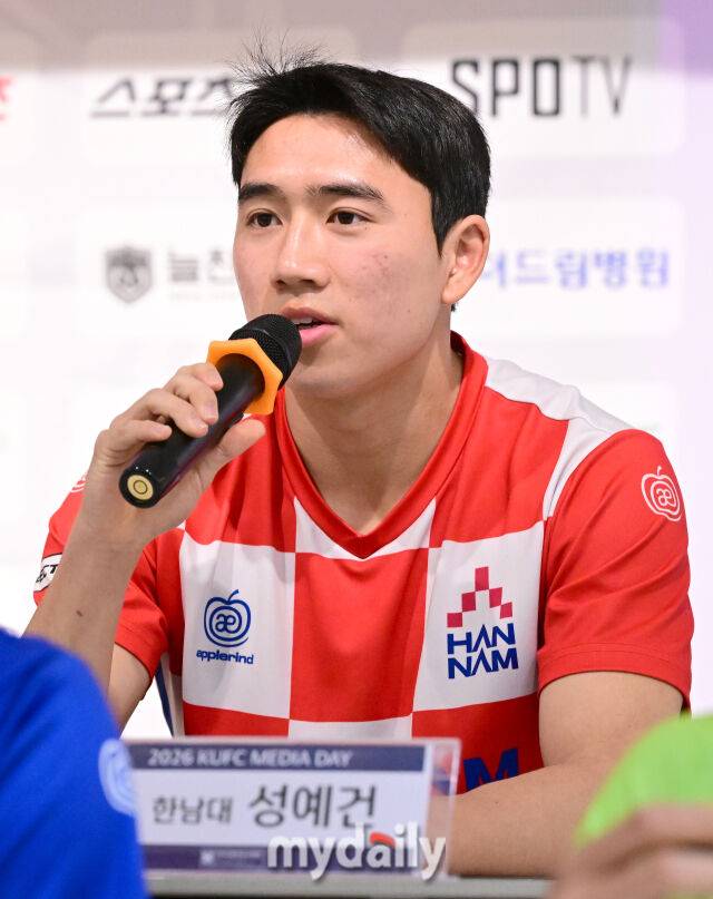 2026년 2월 8일 오후 경상남도 통영시 더그랜드통영관광호텔 에버홀에서 '약속의 땅 통영, 제62회 춘계대학축구연맹전' 미디어데이가 열렸다.한남대 성예건이 인사하고 있다.한국대학축구연맹과 통영시가 주최하고 통영시축구협회가 주관하는 '약속의 땅 통영, 제62회 춘계대학축구연맹전'은 전국 대학 축구단 80개 팀이 참가한다. 조 추첨을 통해 '한산대첩기'와 '통영기' 2개 리그로 나눠 오는 9일부터 22일까지 통영산양스포츠파크에서 조별 예선과 결선 토너먼트를 진행한 뒤 결승전은 통영공설운동장에서 열린다./통영=유진형 기자