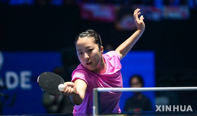 [하이커우=신화/뉴시스] 신유빈이 7일 중국 하이커우에서 열린 2026 국제탁구연맹(ITTF)-아시아탁구연맹(ATTU) 아시안컵 여자 단식 8강에서 중국의 왕만위와 경기를 펼치고 있다. 2026.02.07.