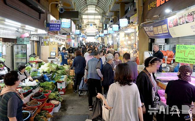[울산=뉴시스] 지난해 10월 2일 울산 남구 신정시장에서 시민들로 북적이는 모습 (사진=뉴시스 DB) .2025.10.02. photo@newsis.com