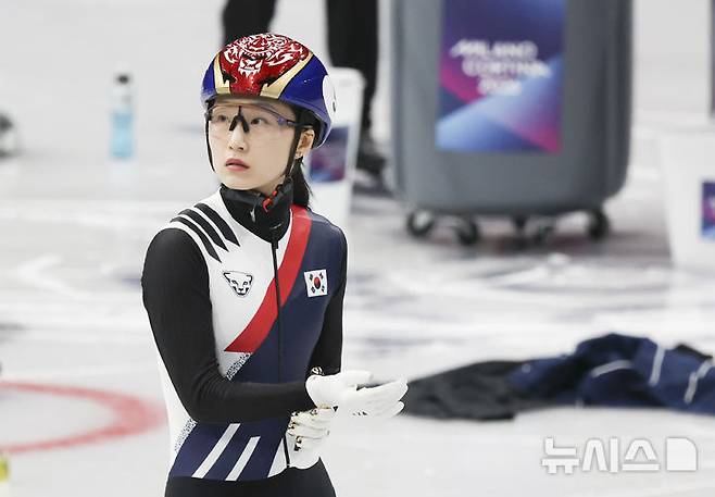 [밀라노=뉴시스] 김근수 기자 = 쇼트트랙 최민정이 3일(현지 시간) 이탈리아 밀라노 아이스스케이팅 아레나에서 전광판을 응시하고 있다. 2026.02.03. ks@newsis.com