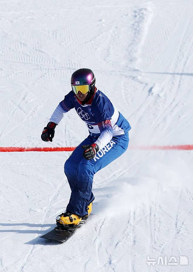[리비뇨=뉴시스] 김근수 기자 = 스노보드 김상겸이 8일(현지 시간) 이탈리아 리비뇨 스노우파크에서 2026 밀라노·코르티나 담페초 동계올림픽 스노보드 남자 평행대회전 결승을 치르고 있다. 2026.02.08. ks@newsis.com