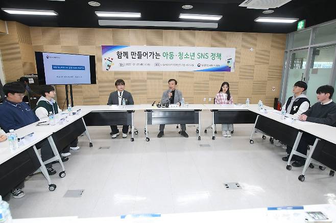 김종철 방송미디어통신위원회 위원장(가운데)이 5일 서울시청자미디어센터에서 진행된 '함께 만들어가는 아동‧청소년 SNS 정책간담회'에서 인사말을 하고 있다. 방송미디어통신위원회 제공