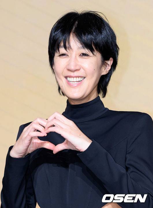 [OSEN=이대선 기자] 14일 서울 마포구 호텔 나루 서울 엠갤러리에서 넷플릭스 '솔로지옥' 시즌5 제작발표회가 열렸다.'솔로지옥'은 커플이 되어야만 나갈 수 있는 외딴 섬, ‘지옥도’에서 펼쳐질 솔로들의 솔직하고 화끈한 데이팅 리얼리티쇼​로 오는 1월 20일(화) 오직 넷플릭스에서 만날 수 있다.방송인 홍진경이 포토타임을 가지고 있다. 2026.01.14 /sunday@osen.co.kr