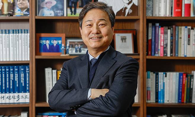 6·3 서울시장 선거에 출사표를 던진 더불어민주당 김영배 의원이 지난달 30일 서울 여의도 국회 의원회관 사무실에서 카메라를 응시하고 있다. 김 의원은 마을버스·전기 따릉이 전면 무료화를 통해 서울 전 지역을 ‘10분 역세권’으로 만들고 ‘시간평등특별시’를 실현하겠다고 밝혔다.&nbsp;최상수 기자