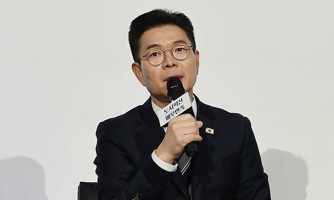 정원오 서울 성동구청장이 8일 서울 영등포구 올댓마인드 문래에서 열린 저서 ‘매우만족, 정원오입니다’ 북콘서트에서 6·3 서울시장 선거 출마의 뜻을 밝히고 있다.&nbsp; 연합뉴스