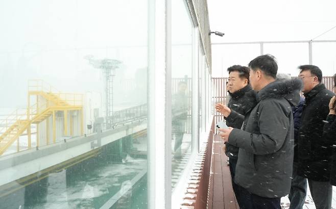 오영훈 제주지사가 공항 출발 대합실을 거쳐 4층 옥상정원으로 이동해 활주로 제설작업 현장을 직접 확인하고 있다. 제주도 제공