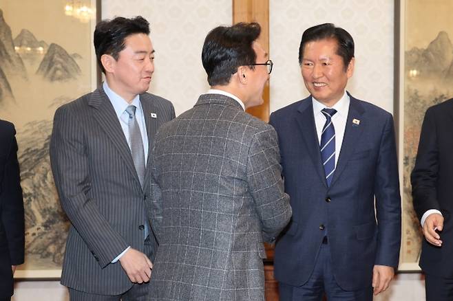 인사 나누는 당정대 - 김민석 국무총리(가운데)가 8일 서울 종로구 삼청동 총리공관에서 열린 고위당정협의회에서 강훈식 대통령 비서실장(왼쪽), 더불어민주당 정청래 대표 등 참석자들과 인사하고 있다. 연합뉴스