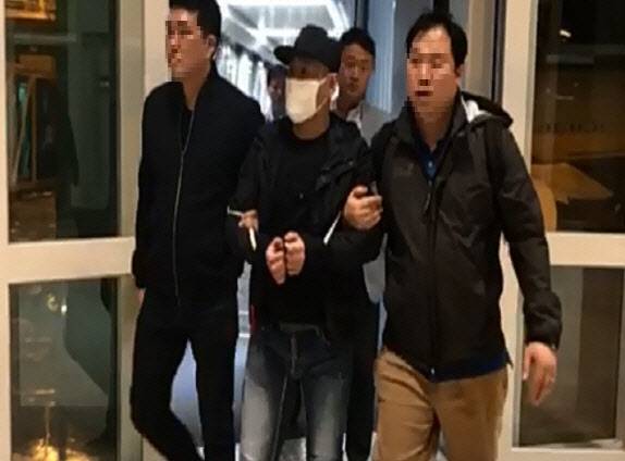 2018년 4월 5일 인천국제공항을 통해 ‘파타야 살인’ 주범 김모 씨가 국내로 송환되고 있다. 경찰청 제공