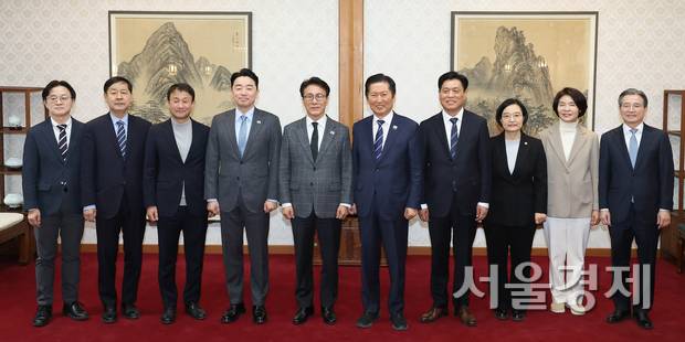 김민석 국무총리, 정청래 더불어민주당 대표, 강훈식 대통령비서실장이 8일 오후 서울 종로구 국무총리공관에서 열린 제6차 고위당정협의회에서 참석자들과 기념촬영을 하고 있다. 조태형 기자 2026.02.08