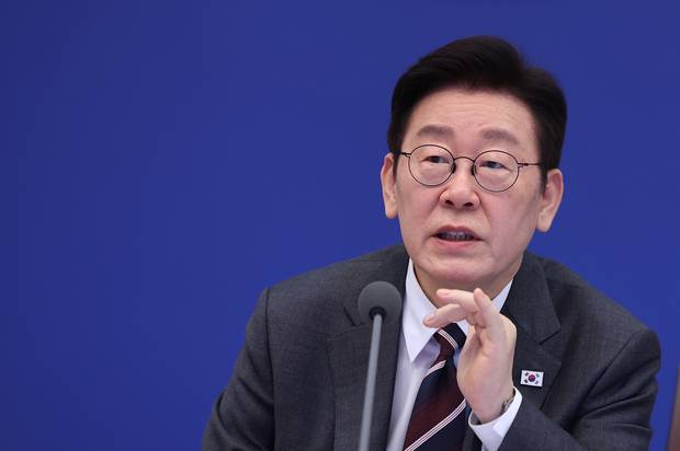 이재명 대통령이 3일 청와대에서 열린 국무회의에서 발언을 하고 있다. 뉴스1