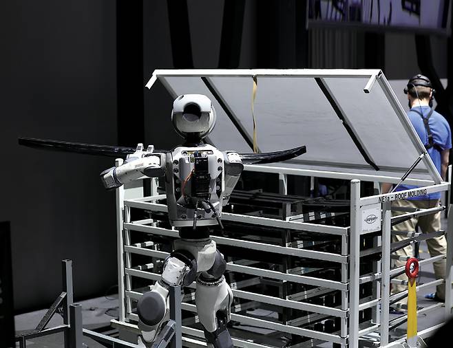 CES 개막 이틀째인 1월7일(현지시간) 미국 네바다주 라스베이거스 컨벤션센터(LVCC) 현대자동차 부스에서 로봇 아틀라스가 부품 이동을 시연하고 있다. ⓒ연합뉴스