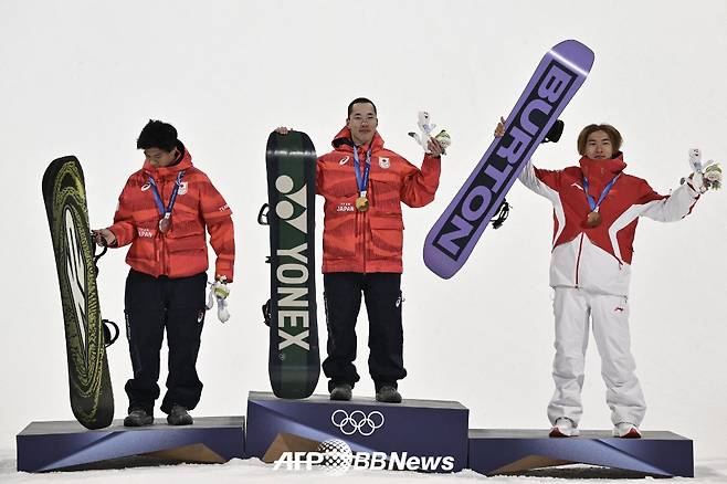 2026 밀라노·코르티나담페초 스노보드 남자 빅에어에서 금메달을 차지한 기무라 기라(가운데)와 은메달 기마타 료마(왼쪽), 동메달 쑤위밍. /AFPBBNews=뉴스1