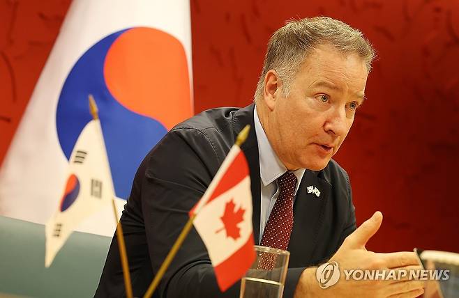 연합뉴스와 인터뷰하는 스티븐 퓨어 캐나다 국방조달 특임장관 (서울=연합뉴스) 김주형 기자 = 스티븐 퓨어 캐나다 국방조달 특임장관이 서울 중구 주한 캐나다 대사관에서 연합뉴스와 인터뷰하고 있다. 2026.2.8 kjhpress@yna.co.kr