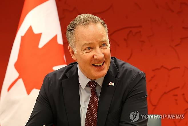 연합뉴스와 인터뷰하는 스티븐 퓨어 캐나다 국방조달 특임장관 (서울=연합뉴스) 김주형 기자 = 스티븐 퓨어 캐나다 국방조달 특임장관이 서울 중구 주한 캐나다 대사관에서 연합뉴스와 인터뷰하고 있다. 2026.2.8 kjhpress@yna.co.kr