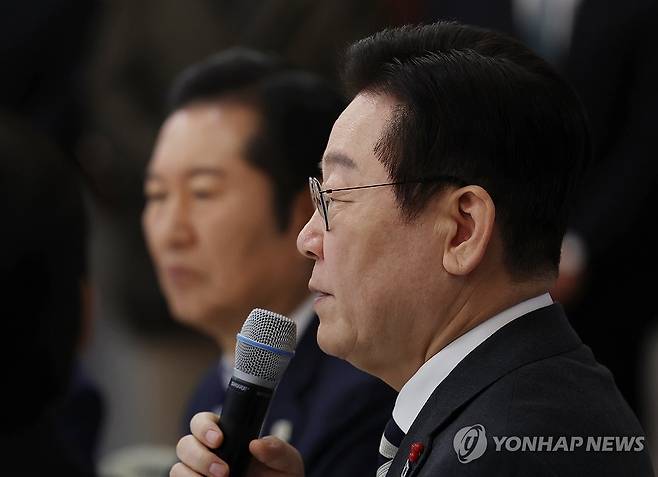 이재명 대통령, 정당 지도부 초청 오찬 발언 (서울=연합뉴스) 김도훈 기자 = 이재명 대통령이 16일 청와대 상춘재에서 열린 정당 지도부 초청 오찬에서 발언하고 있다.
왼쪽은 더불어민주당 정청래 대표. 2026.1.16 superdoo82@yna.co.kr