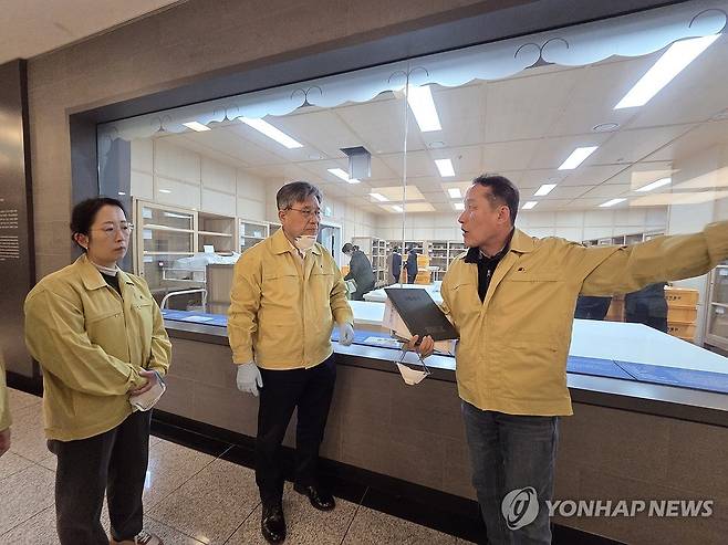 화재상황 보고받는 허민 국가유산청장 (서울=연합뉴스) 허민 국가유산청장이 23일 국립고궁박물관에서 당일 새벽 발생한 화재 상황을 관계자들에게 보고받고 있다. 2026.1.23 [국가유산청 제공. 재판매 및 DB 금지] photo@yna.co.kr
