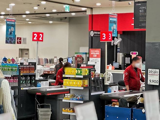 ▲&nbsp;9일 홈플러스 인하점 계산대에서 직원들이 손님을 기다리고 있다.