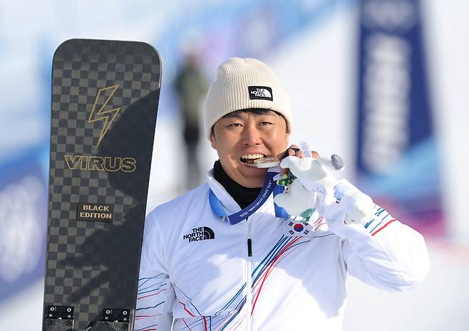 8일(현지시간) 이탈리아 리비뇨 스노파크에서 열린 2026 밀라노-코르티나담페초 동계올림픽 스노보드 남자 평행 대회전 결승 시상식에서 은메달을 차지한 김상겸이 메달을 깨물어보고 있다. 연합