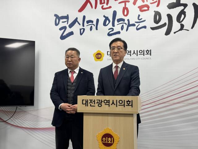 조원휘 대전시의회 의장은 9일 기자회견을 열고 더불어민주당 소속 시의원들이 제기한 '임시회 원천 무효' 주장을 정면 반박했다. 사진=조사무엘 기자