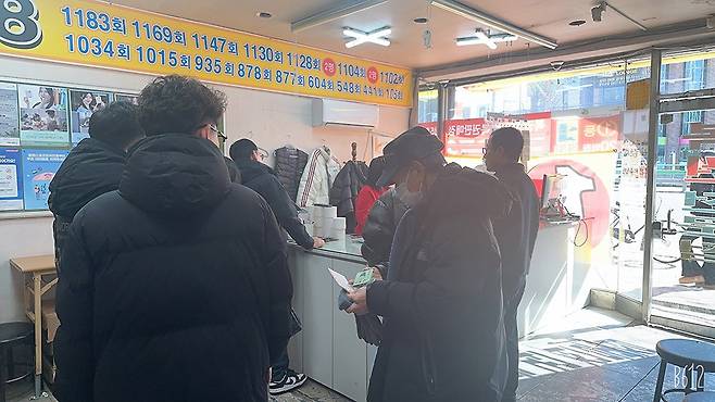 9일 광주 ‘서구의 명당’으로 꼽히는 상무대로에 위치한 한 복권방에 손님들이 로또를 구입하기 위해 대기하고 있다./안태호 기자