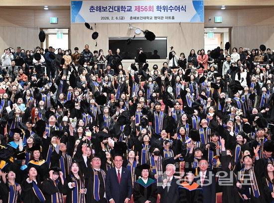 ▲ 춘해보건대학교 제56회 학위 수여식이 지난 6일 열린 가운데 졸업생들이 학사모를 던지며 졸업을 자축하고 있다. 김도현기자